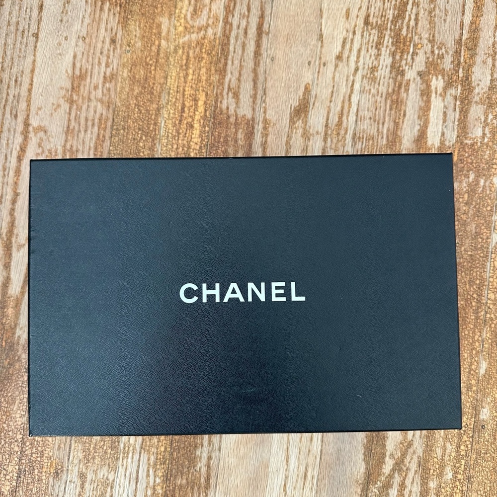 Authentic Chanel 21’ Interlocking Raffia + Pearl … - image 3